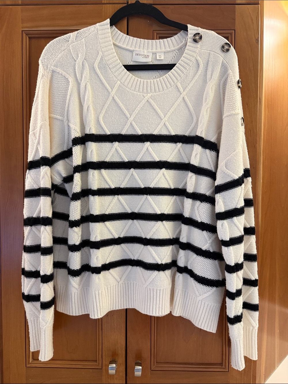 Cyrus Women’s Cable Knit Crew Sweater XL